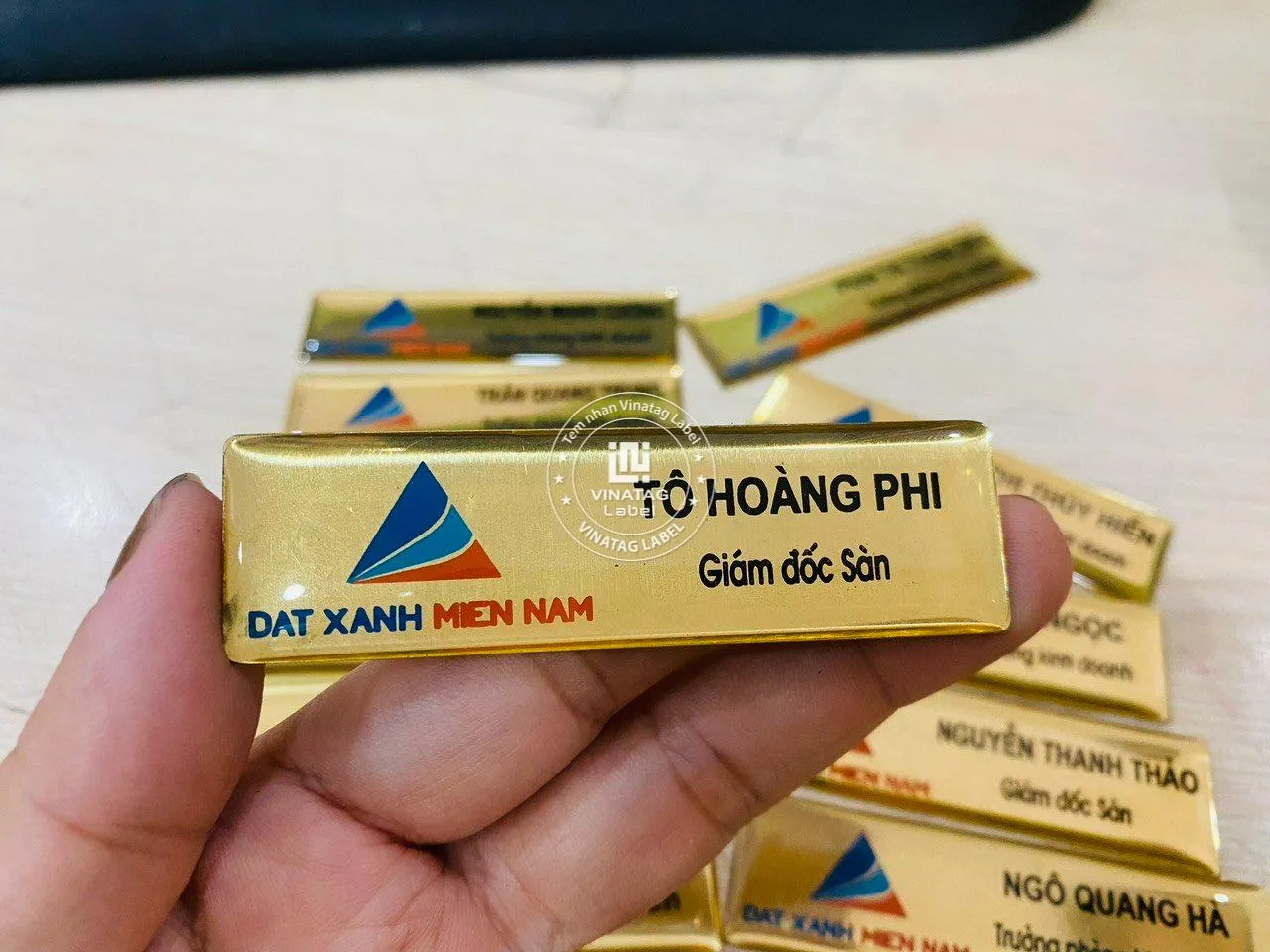 Bảng tên nhân viên inox đồng hợp kim