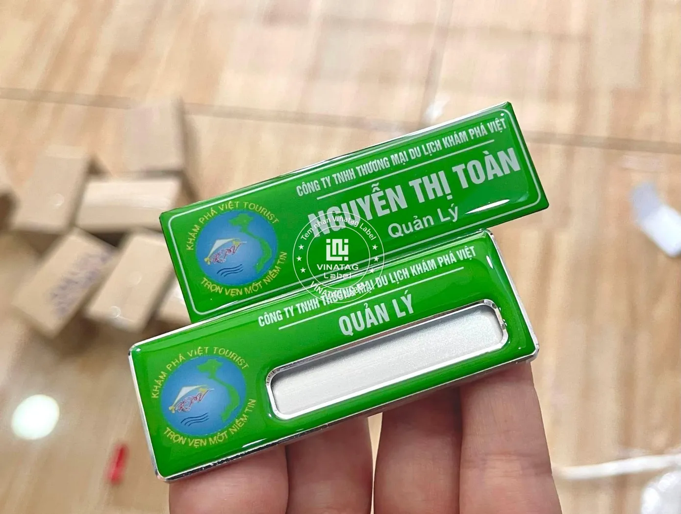 Bảng tên nhân viên inox đồng hợp kim