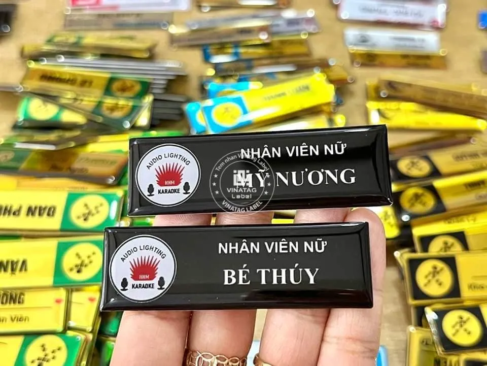 Bảng tên nhân viên inox đồng hợp kim