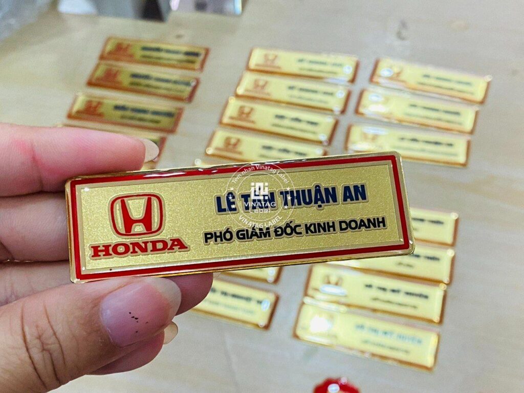 Bảng tên nhân viên inox đồng hợp kim - hình thực tế 1