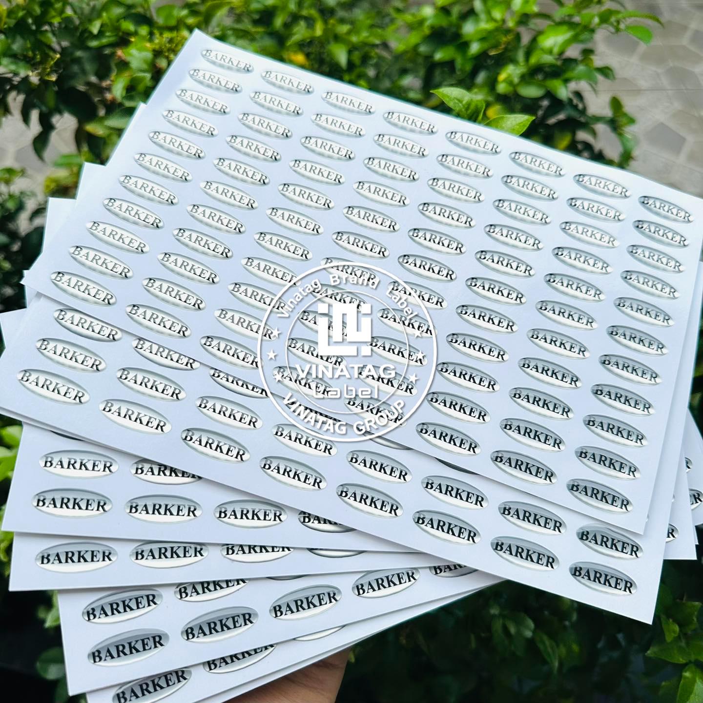 Tem decal trong suốt in logo - hình thực tế 1